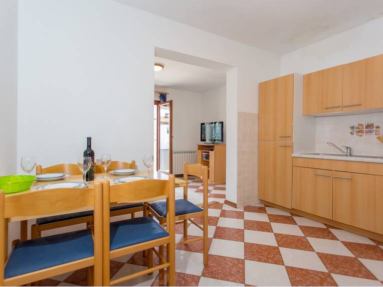 Fully equipped beautiful holiday apartment with barbecue, fast internet & terrace | Water view | Pets allowed — photo 4