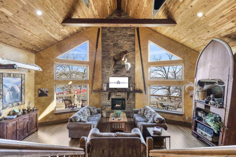 Fully equipped vacation home with pool & BBQ | Pet-friendly — photo 2