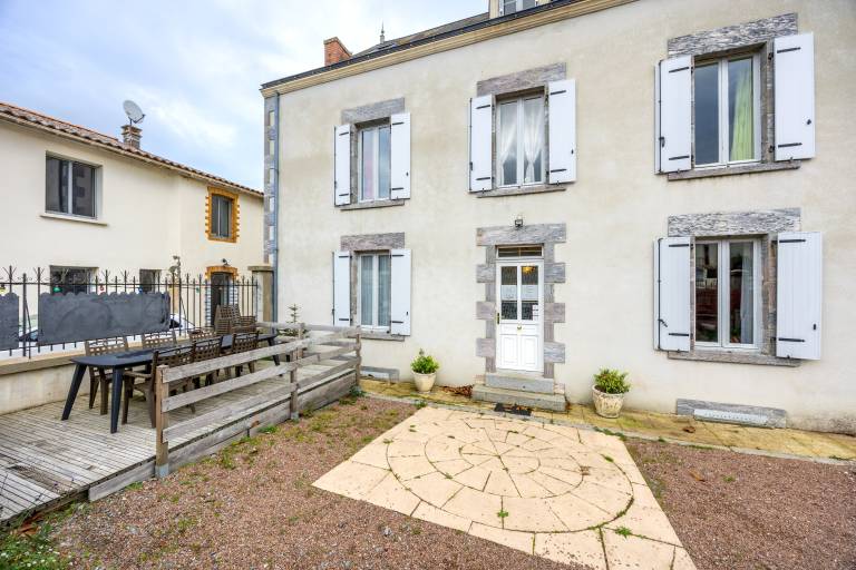 Spacious Cottage 25 Minutes from Puy du Fou in Bressuire