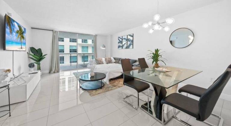 Luxury 36th Floor Suite, 2 Bedrooms & 3 Beds, 1 King, 1 Queen, Balcony w Sea View, Free Parking — photo 3