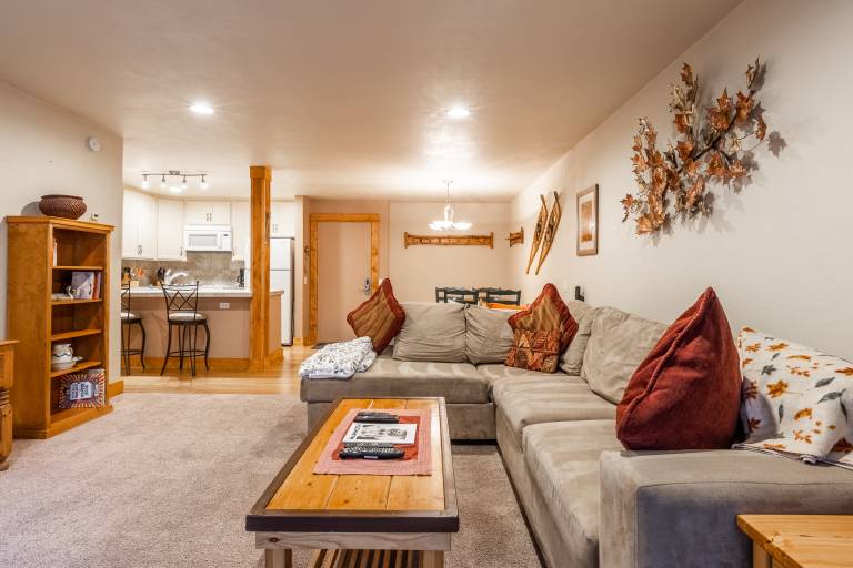Updated 1 bedrm 1 bath Summit H Building 95 condo Just steps to Eagle Lodge sleeps 4 in Mammoth Lakes, CA