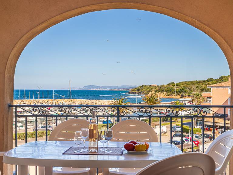 Apartment with terrace & pool | Sea view — photo 2