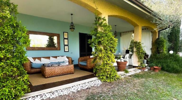 Villa with pool — photo 5