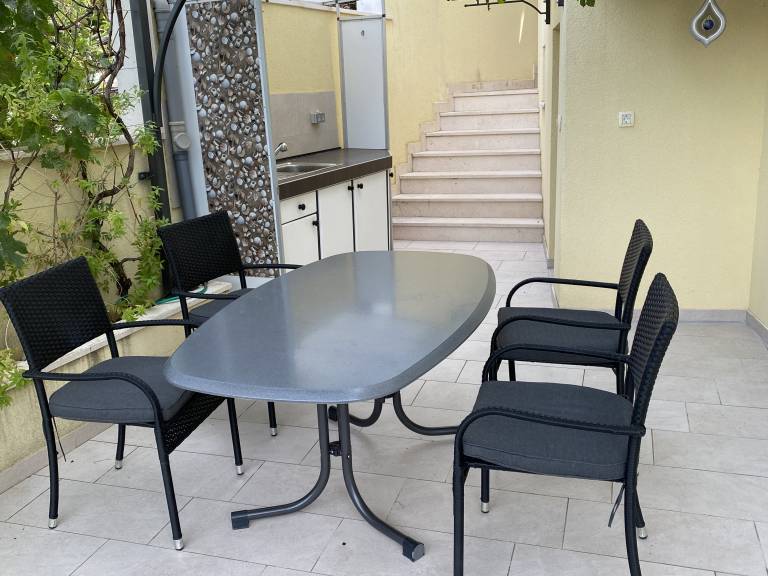 Holiday apartment with barbecue & terrace | Beach view — photo 3