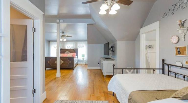 Fully equipped spacious vacation home with patio & grill | Suitable for remote work | Pets allowed — photo 2