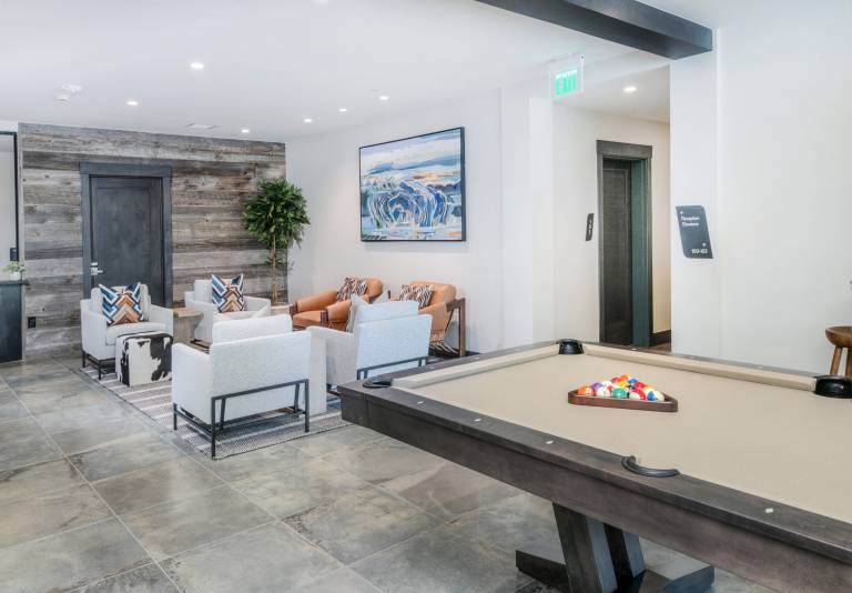 Condo with sauna, barbecue & heated pool | Mountain view — photo 5