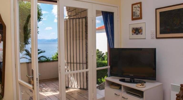 Beachfront apartment with big terrace and garden — photo 2