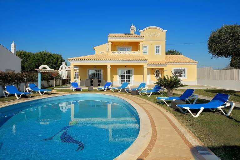 Villa with grill, private pool & garden in Albufeira