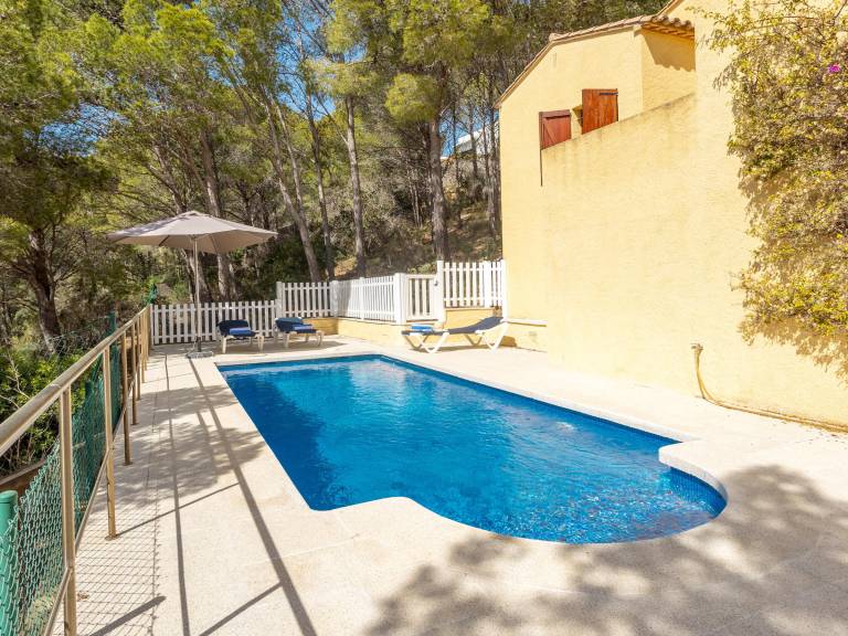 House with barbecue, garden & private pool — photo 2
