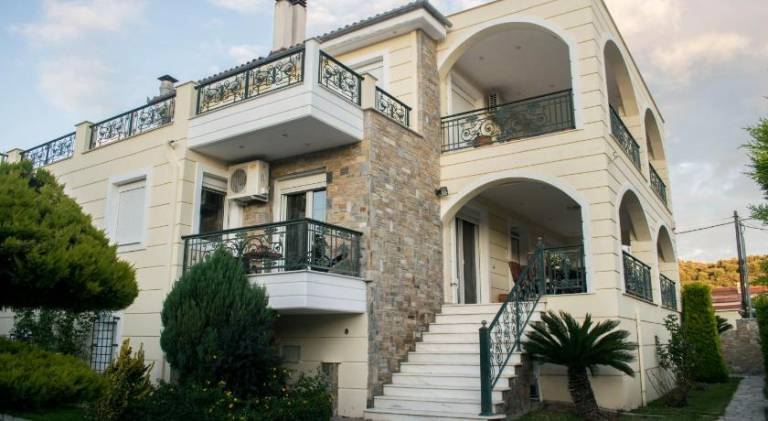 Villa with terrace, yard & grill in Volos