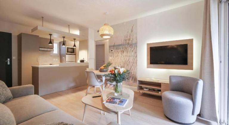 Holiday apartment with hot tub, garden & pool — photo 2