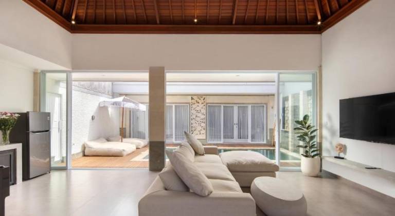 Villa with pool — photo 2