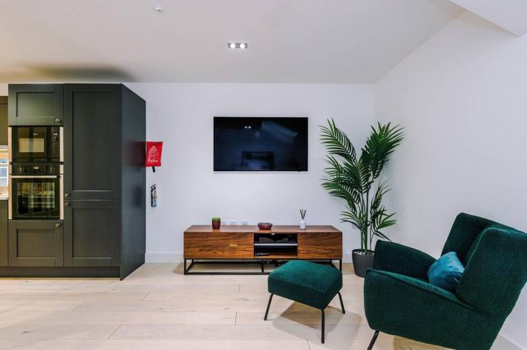 Fully equipped nice vacation home with garden | Near Manchester Town Hall | Good for workation | Pet-friendly — photo 4