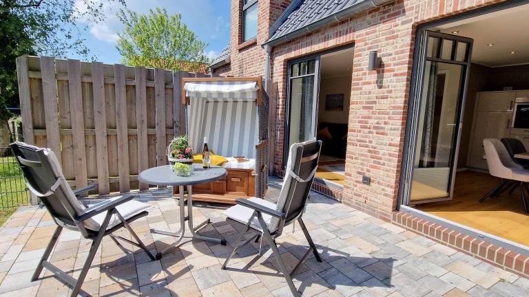 Holiday apartment with yard & patio — photo 3