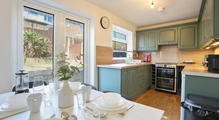 Stupton House, Large 3 Bed House that Sleeps 8 with Full Size Pool Table & FREE Parking - Hosted by — photo 3