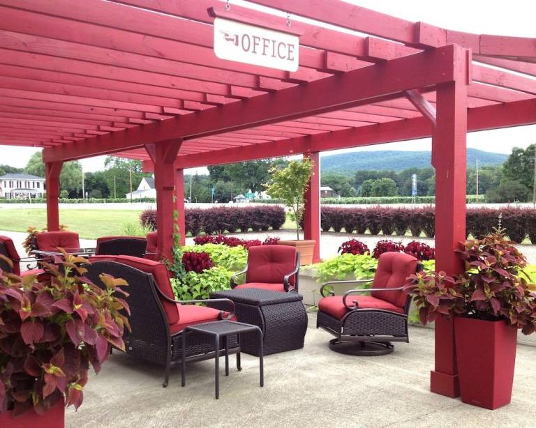 Vinehurst Inn And Suites — photo 4
