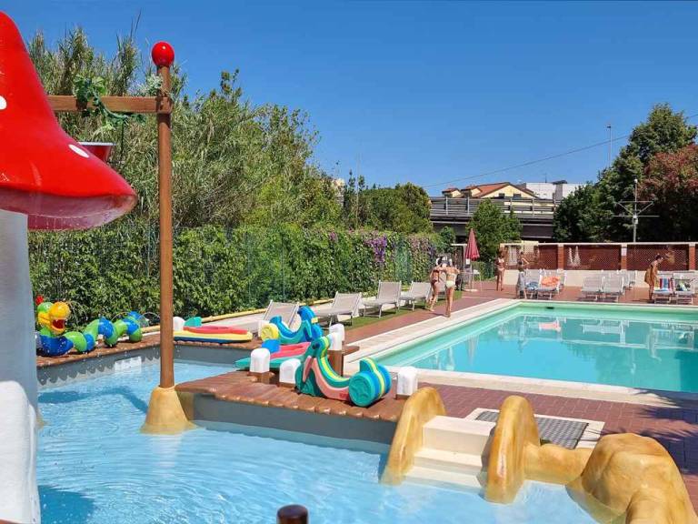 Lovely mobile home with terrace, pool & garden | Pets allowed in Loano