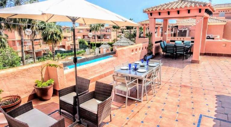 Fully equipped pleasant holiday apartment with private pool, yard & terrace | Perfect for remote work | Dogs allowed in Playas