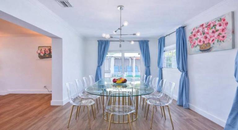 House with pool in Aventura, FL