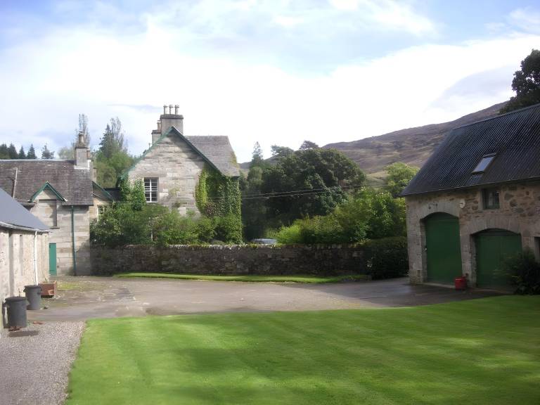 House with yard | Water view — photo 5