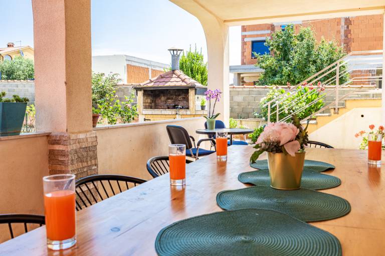 Rental apartment with terrace, BBQ & garden — photo 4