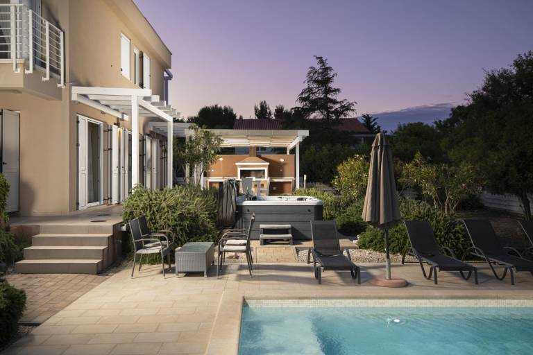 Villa with jacuzzi, patio & grill | Water view — photo 4