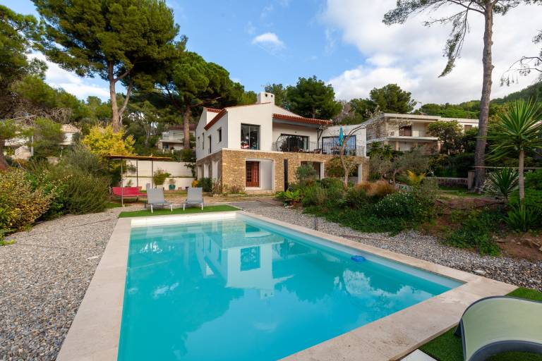 Ground floor villa with swimming pool 150 m from the sea – Sea view, Wi-Fi and air conditioning in Bandol