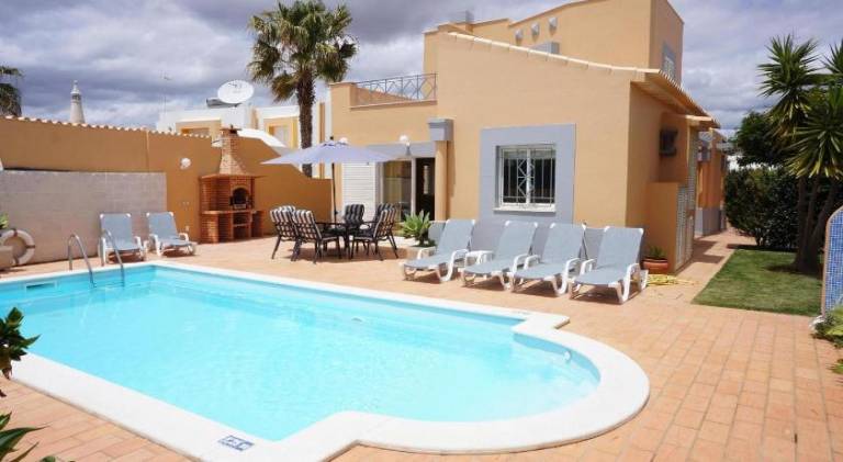 Villa with BBQ, private pool & patio in Albufeira