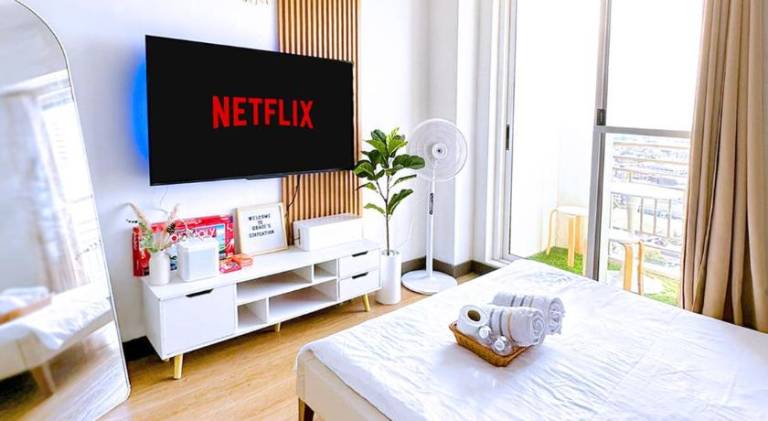 Zinnia Towers 1BR Condo with PS4 Karaoke Netflix & Swimming Pool in Quezon City
