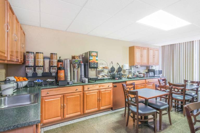 Howard Johnson by Wyndham Gillette — photo 4