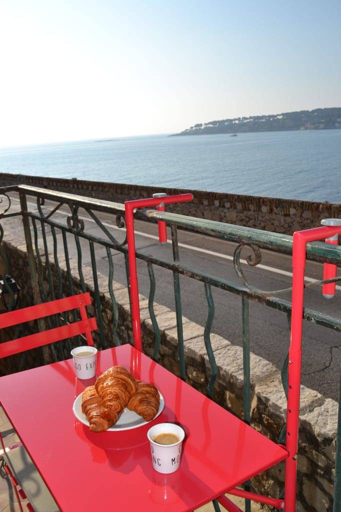 Sea view with balcony, old town of Antibes, 2 pers — photo 3