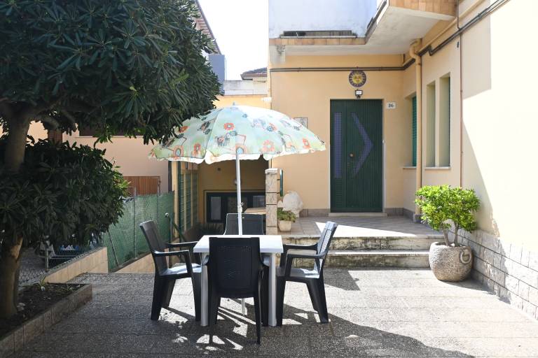 Holiday apartment with garden — photo 2