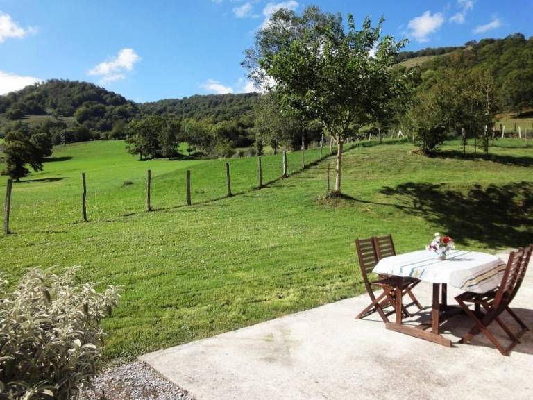 Gite with barbeque, patio & garden — photo 3
