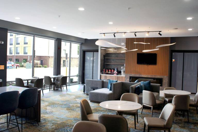 La Quinta Inn & Suites by Wyndham Manchester / Arnold AFB — photo 4
