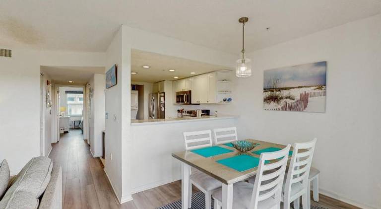 Apartment with pool — photo 3