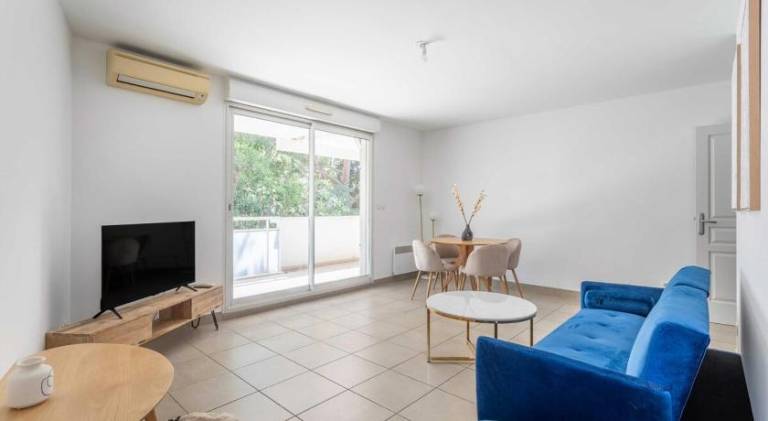 Apartment with patio — photo 2