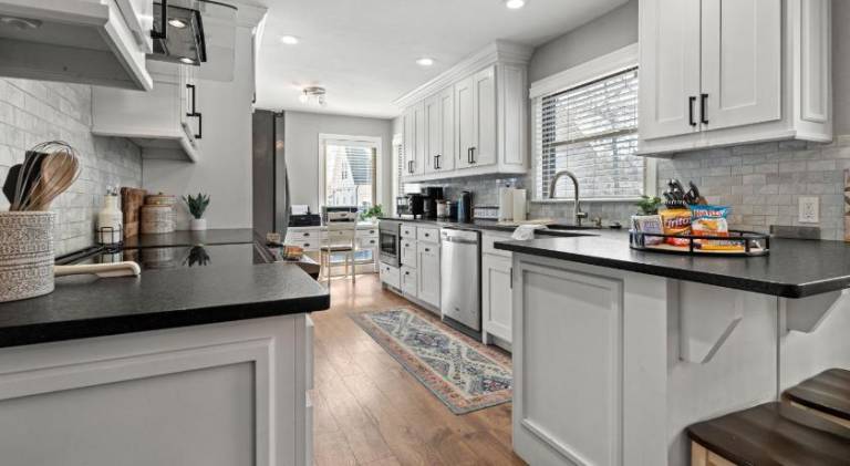 Vacation home with hot tub | Pets are welcome — photo 3