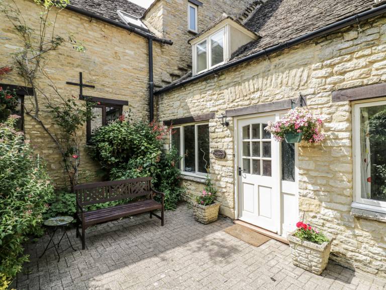 Cottage with pool & garden — photo 4