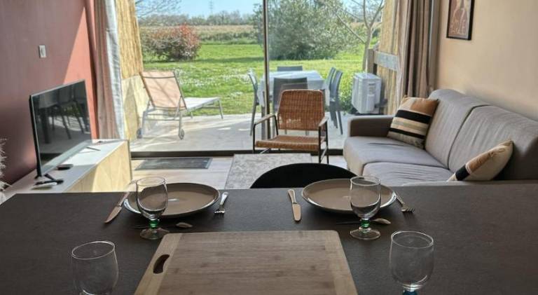 Apartment with pool, yard & patio in Arles
