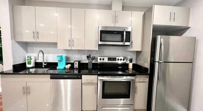 406 Luxury KING BED in central city of Philad — photo 3