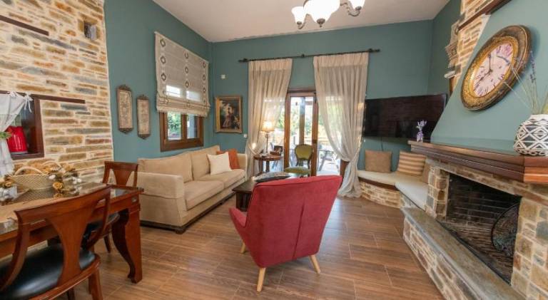 Villa with terrace, pool & yard | Suitable for remote work — photo 2