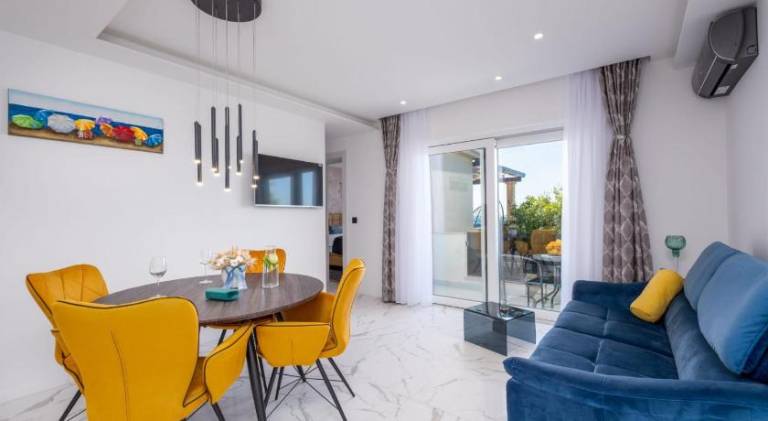 Apartment with yard, terrace & hot tub — photo 4
