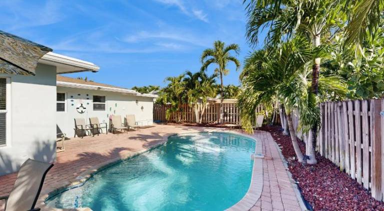Vacation home with pool — photo 5