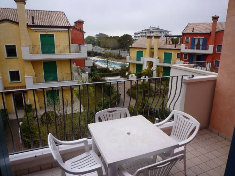 Apartment with pool & yard — photo 4