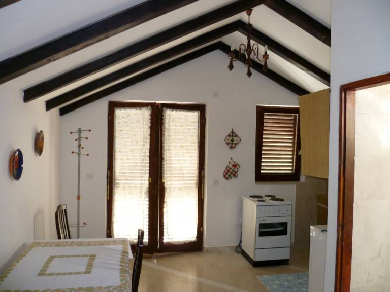 Rental apartment with grill & yard — photo 2