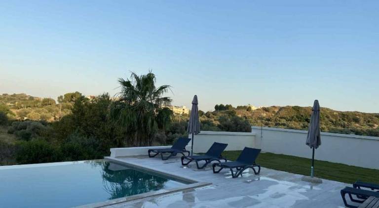 Villa with private pool, yard & patio — photo 4