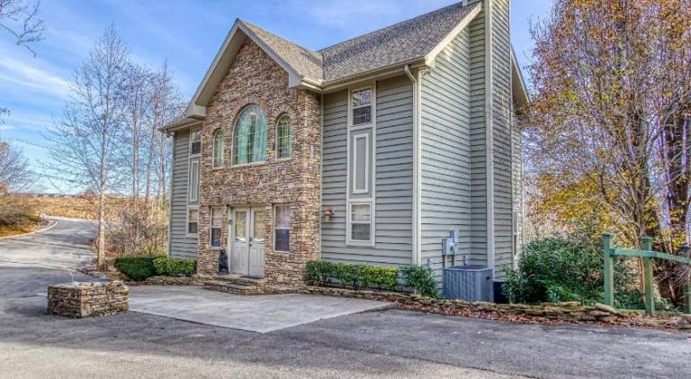 Vacation home with jacuzzi in Gatlinburg, TN