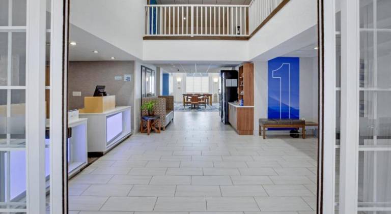Holiday Inn Express Hotel & Suites Warrenton By IHG — photo 2