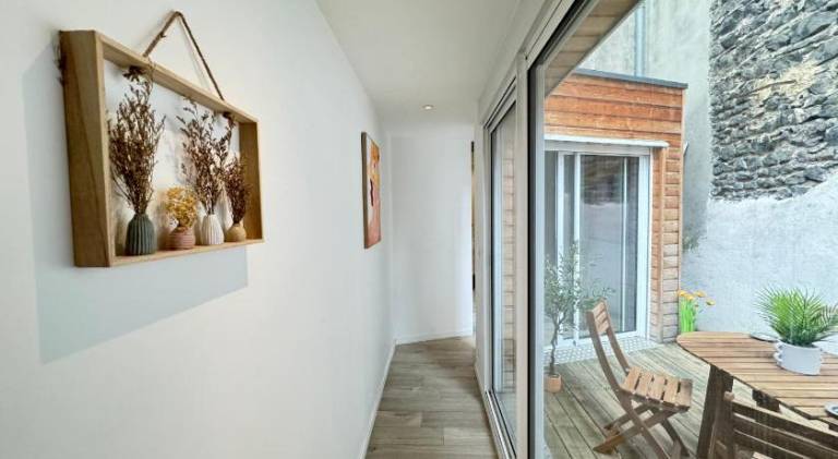 Rental apartment with patio — photo 3