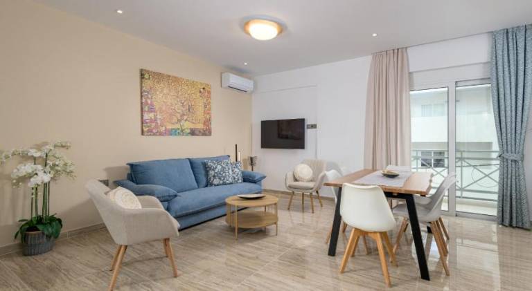 Holiday apartment with patio & yard — photo 3